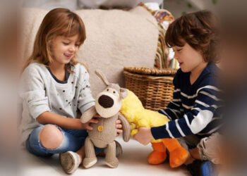 जेंडर न्यूट्रल पैरेंटिंग दुनिया को बनाएगी बेहतर