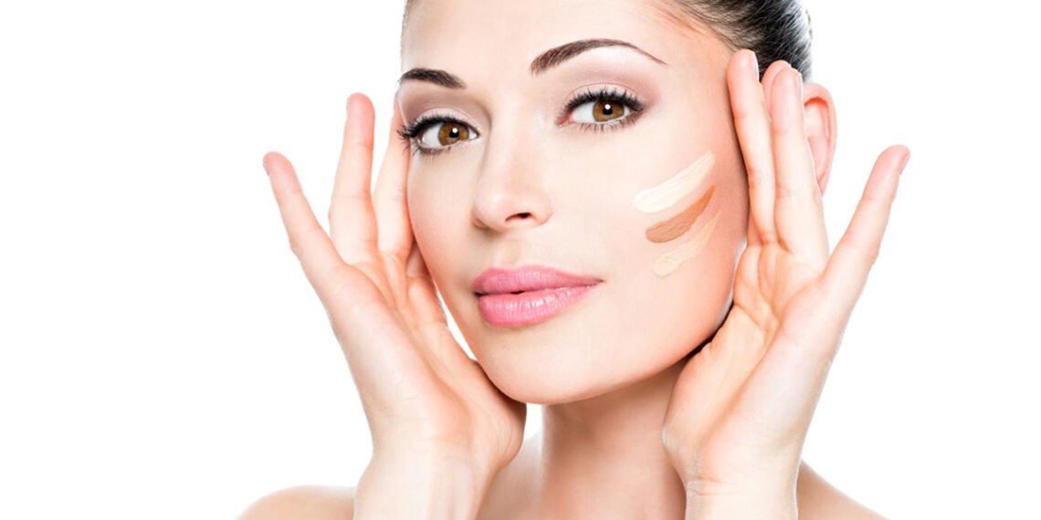 फ़ाउंडेशन का सही शेड ढूंढ़ रही हैं? ये टिप्स काम आएंगे