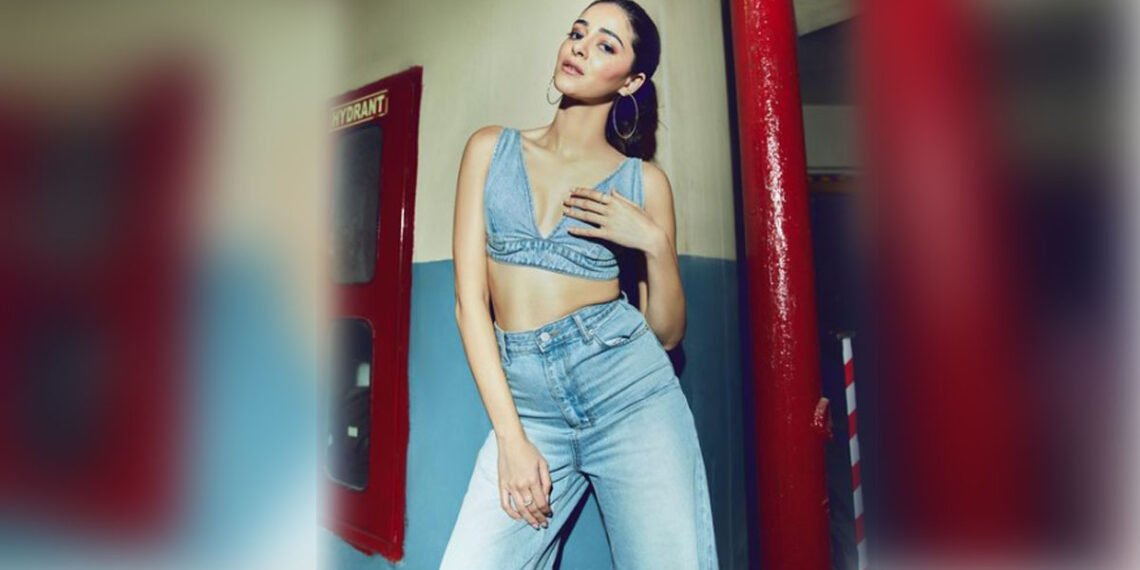 पैंट्स को फ़्लॉन्ट करें अनन्या पांडे की तरह